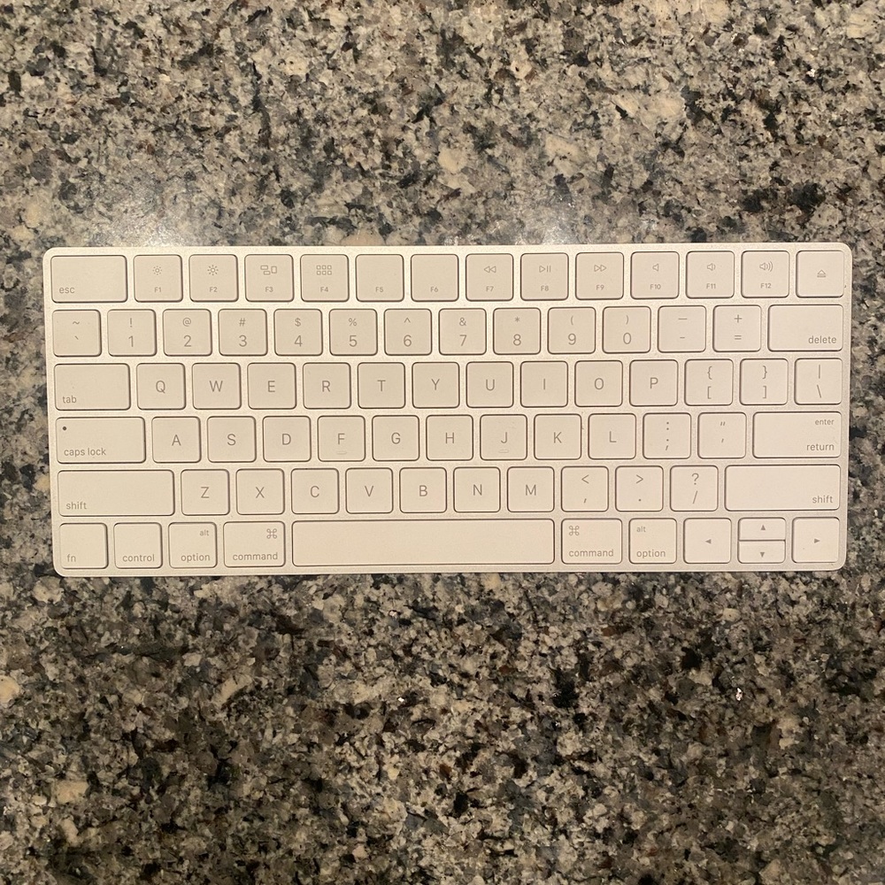 Apple MLA22B/A Magic Keyboard 2 (no cord)